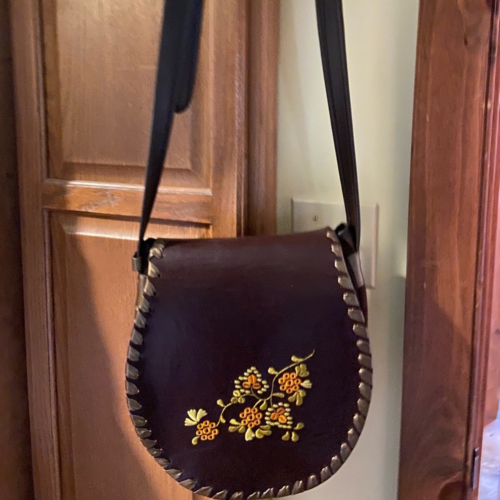 Brown leather shoulder bag with embroidery. Stupendous!